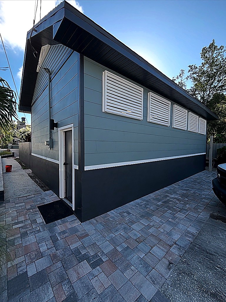 Two-tone garage
